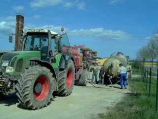 Maisdrillmaschine wird mit flssigem Dnger befllt